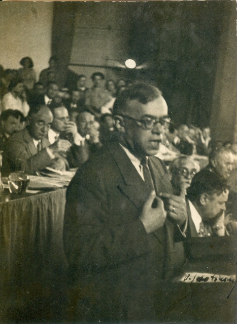 1932